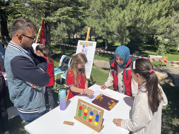 Niğde'de öğrenciler, parka kurulan oyun alanlarında eğlendi