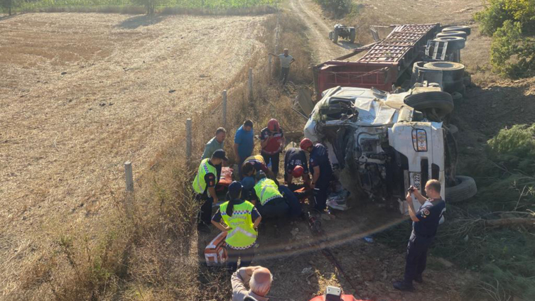 Sakarya'da tır uçuruma yuvarlandı: 1 yaralı