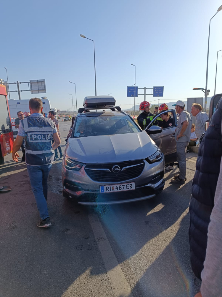 Denizli'de öğrenci servisi iki otomobile çarptı: 3 yaralı