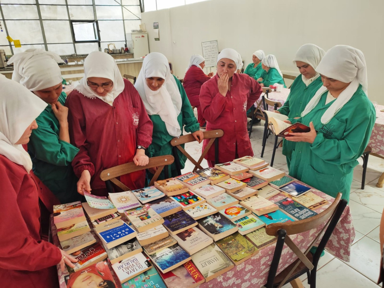 Serada çalışan kadınlar için "kitap okuma" saati başlatıldı