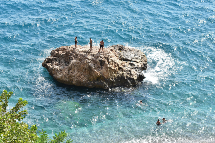 Antalya sahillerinde tatil hareketliliği sürüyor