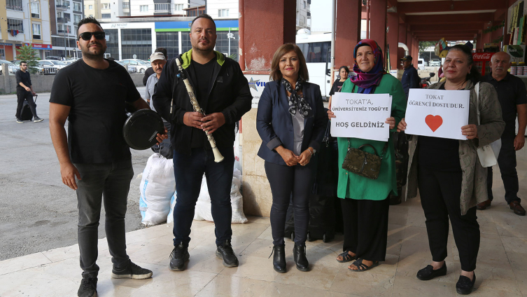 Tokat'ta öğrencilere klarnet ve darbukalı karşılama