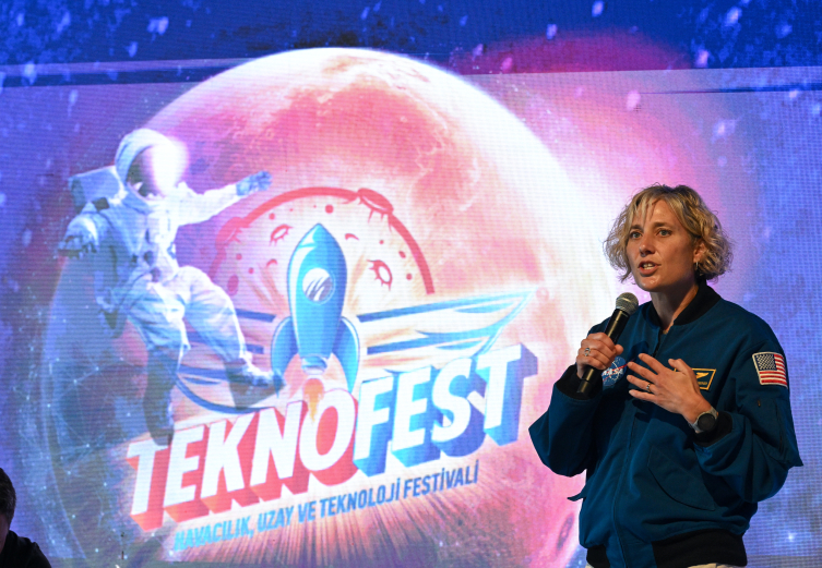 TEKNOFEST'e katılan ABD'li astronot yoğun ilgiye hayran kaldı