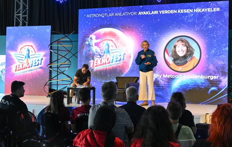 TEKNOFEST'e katılan ABD'li astronot yoğun ilgiye hayran kaldı