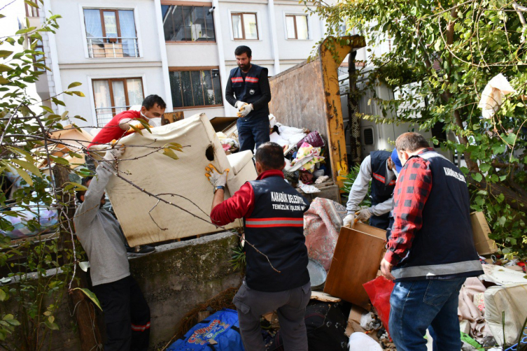 Karabük'te evden 2 kamyon çöp çıktı