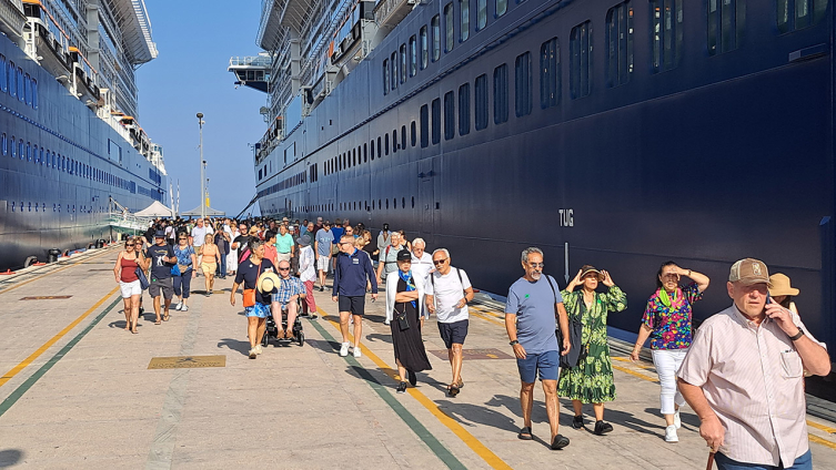 Kuşadası'nda kruvaziyer hareketliliği sürüyor