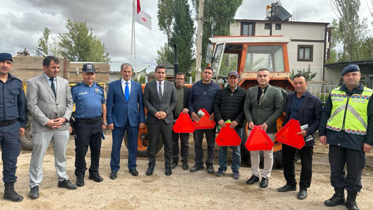 Bayburt'ta traktör sürücülerine reflektör dağıtıldı