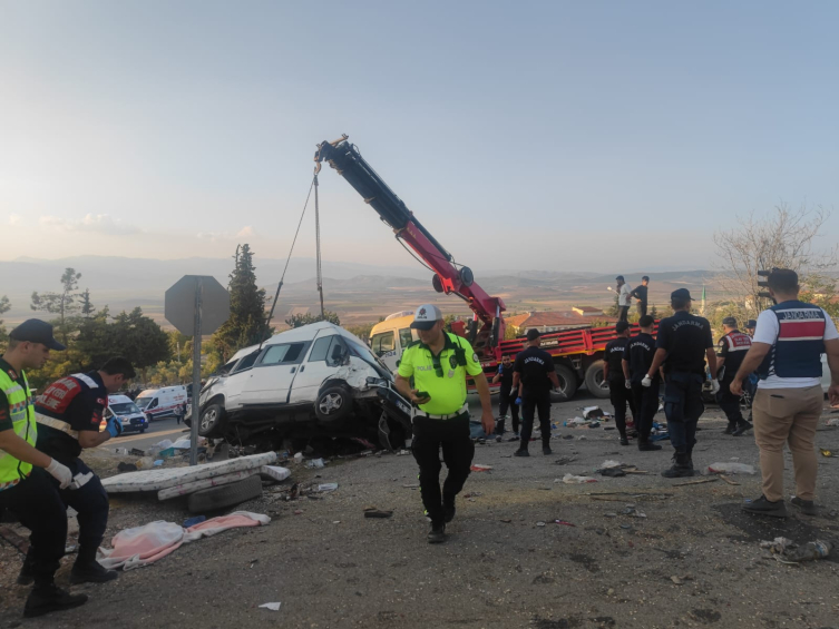 Gaziantep'te kamyon yoldaki araçlara çarptı: 6 ölü, 16 yaralı