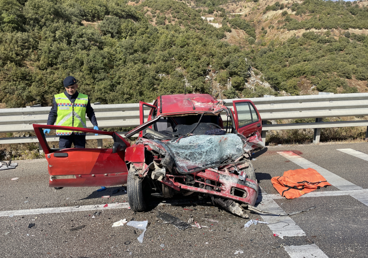 Sinop'ta otomobil kamyona çarptı: 4 ölü, 1 yaralı