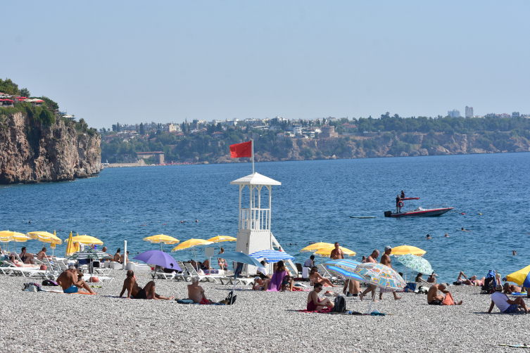 Antalya'da sahillerde yoğunluk sürüyor