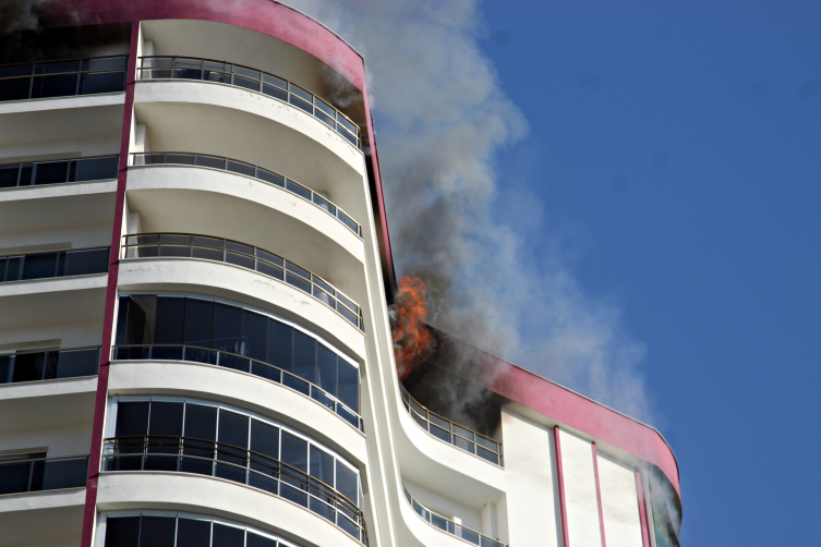 Mersin'de 18 katlı binada yangın çıktı