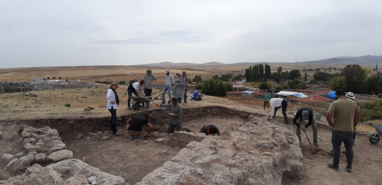 Çatalhöyük ve bölgedeki arkeolojik kazılarda binlerce yıllık tarihin izleri ortaya çıkıyor