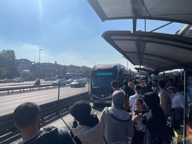 Bozulan metrobüs nedeniyle seferler aksadı