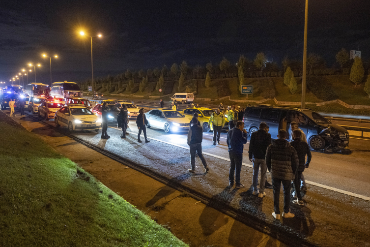 Ataşehir'de zincirleme trafik kazası: 2 yaralı