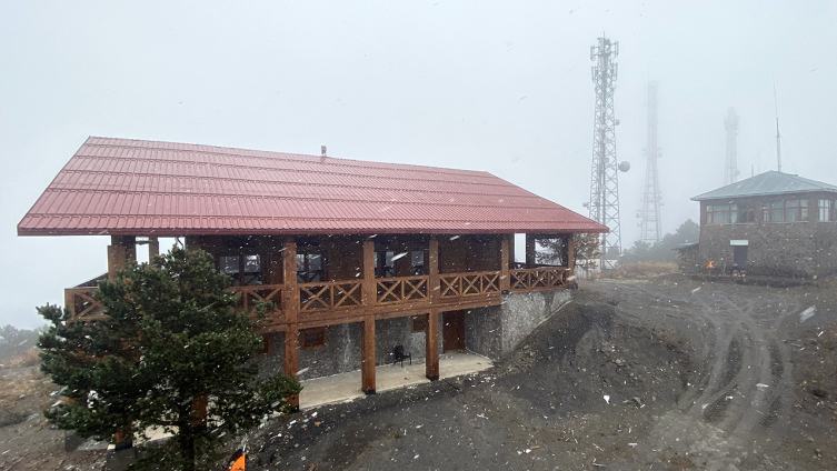 Cıbıltepe Kayak Merkezi'nde kar yağışı başladı