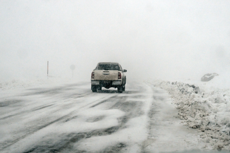 Van'da kar ve tipi nedeniyle birçok araç yolda kaldı