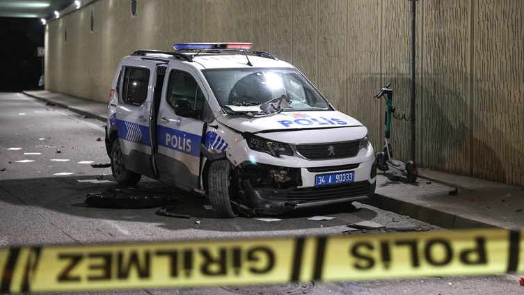 İstanbul'da hafriyat kamyonu terörü: 2 polis ağır yaralı