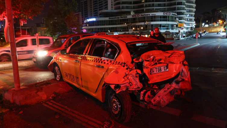 İstanbul'da hafriyat kamyonu terörü: 2 polis ağır yaralı