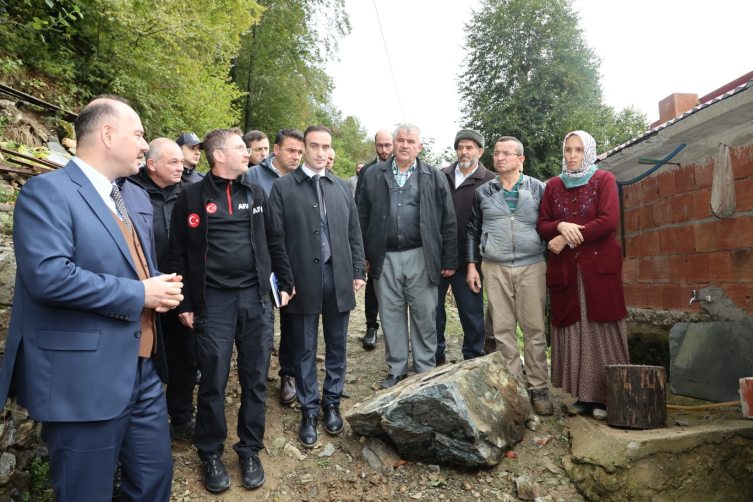 Giresun'da bir eve yamaçtan kaya düştü