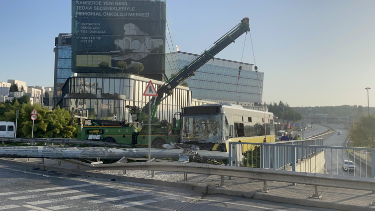 İETT otobüsü aydınlatma direğini devirdi: Yol trafiğe kapatıldı