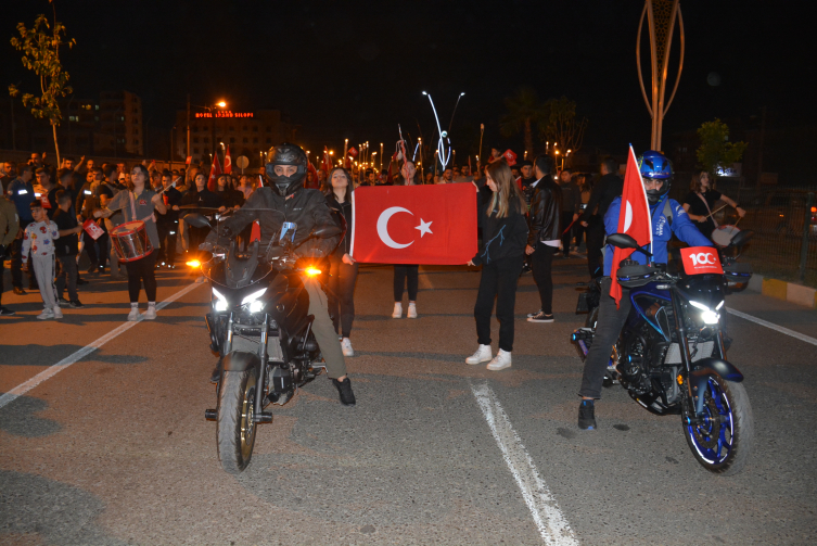 Şırnak'ta 300 metrelik Türk bayrağıyla fener alayı