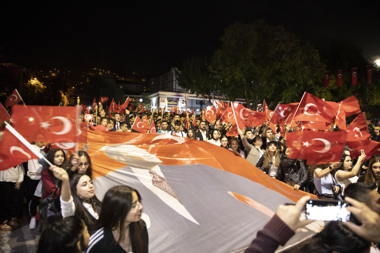 Cumhuriyet’in 100’üncü yılına fener alaylı kutlama