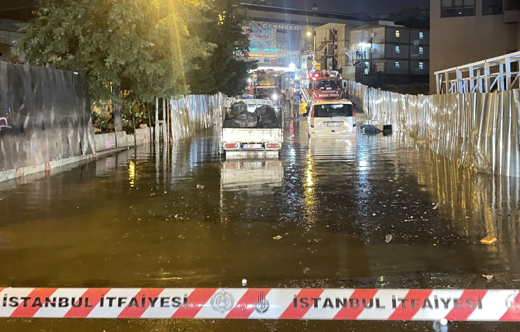 Sağanak nedeniyle Kapalıçarşı'yı su bastı