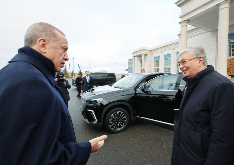 Cumhurbakan Erdoan, Tokayev'e Togg hediye etti