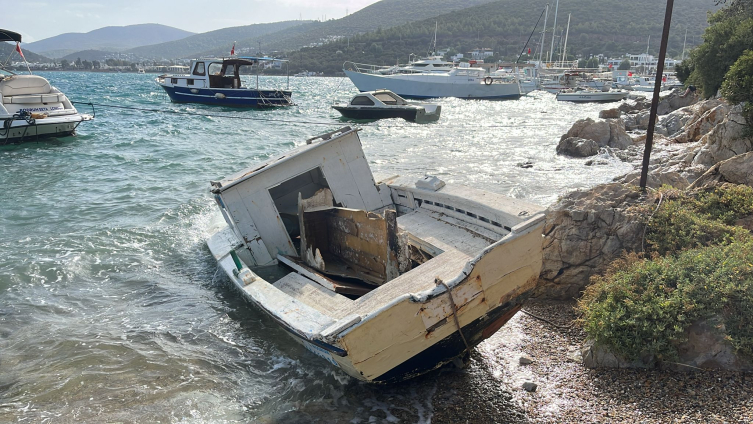 Bodrum'da fırtına: Tekneler kayalıklara sürüklenip parçalandı