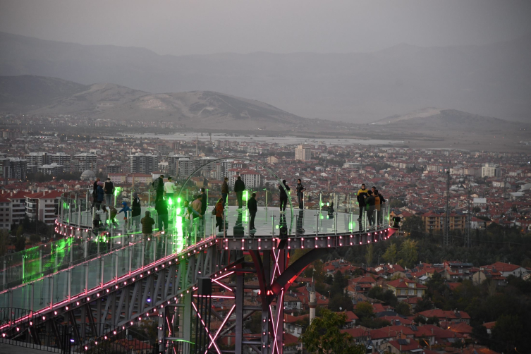 Isparta'da cam seyir terasını 10 günde 75 bin kişi ziyaret etti