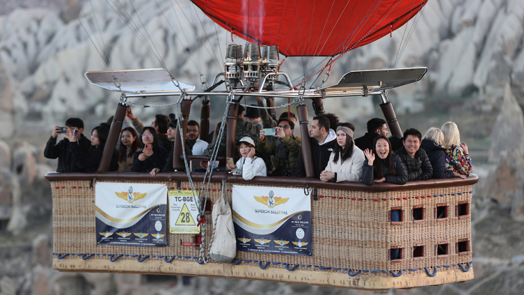 550 binden fazla turist Kapadokya'yı gökyüzünden izledi