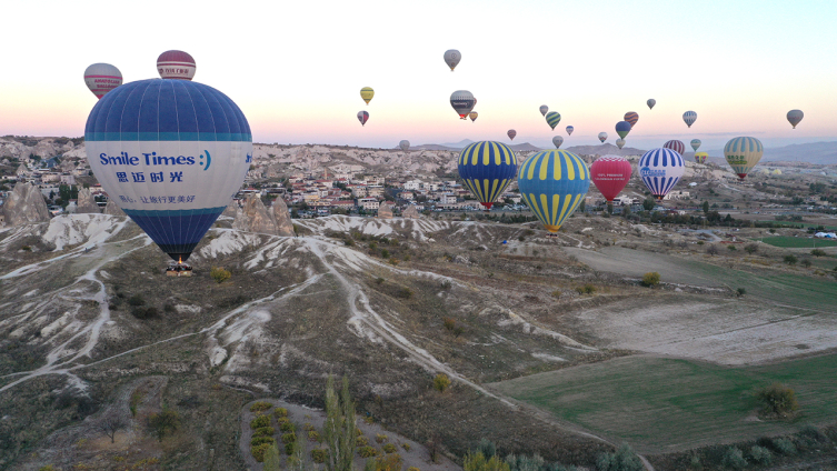 550 binden fazla turist Kapadokya'yı gökyüzünden izledi