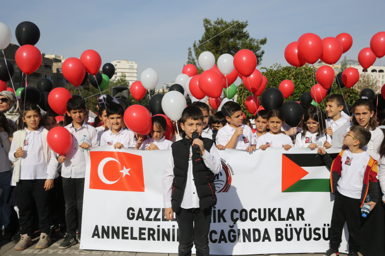 İsrail'in saldırılarında hayatını kaybeden Filistinli çocuklar için gökyüzüne balon bırakıldı