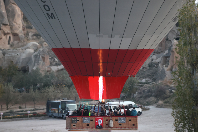 Kapadokya'da balonlar Türk bayrağı ve Atatürk posteriyle uçtu