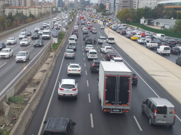 İstanbul'da fırtına ve sağanak: Çatılar uçtu, ağaçlar devrildi