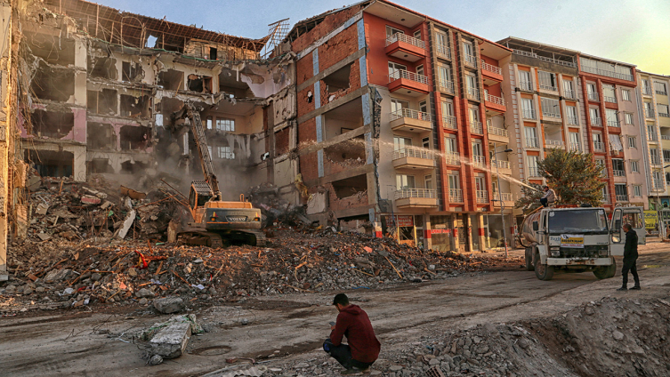 Malatya'da ağır hasarlı binaların yıkımı sürüyor