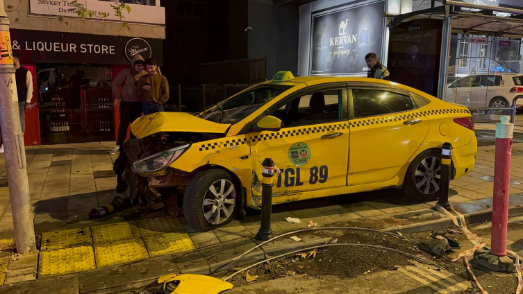 Kadıköy'de kaza: Önce taksiye sonra park halindeki araca çarptı