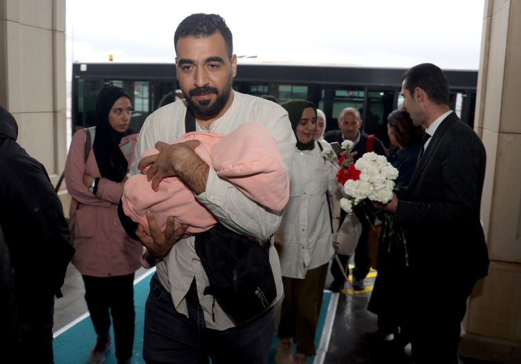 Gazze'den tahliye edilen 44 Türk vatandaşı İstanbul'da