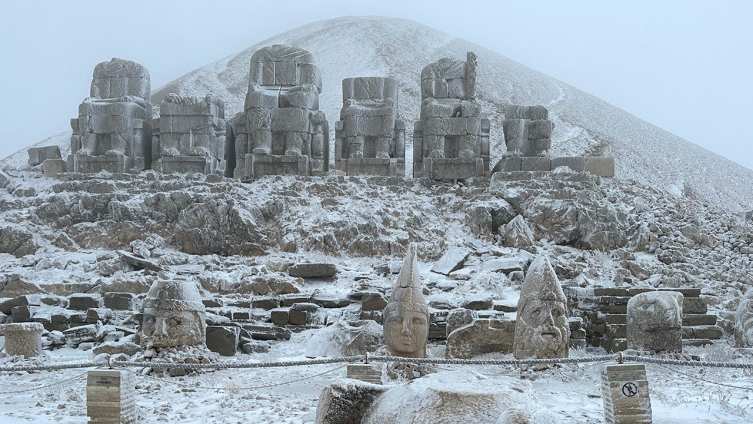 Beyaza bürünen Nemrut Dağı'nda kartpostallık görüntüler