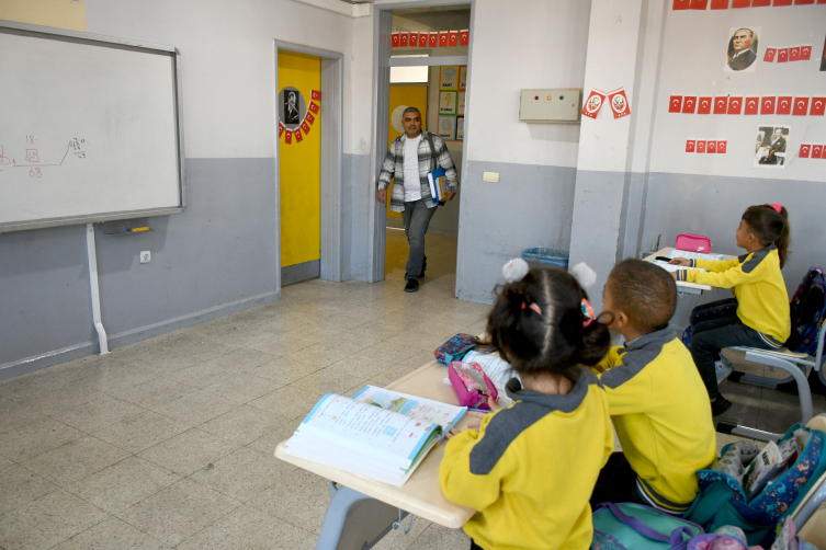 Enkazdan kurtarılan Halil öğretmen öğrencilerini bırakmadı