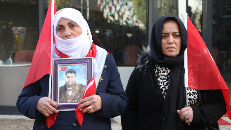 Vanlı aileler HDP İl Başkanlığı önündeki eylemlerini sürdürdü