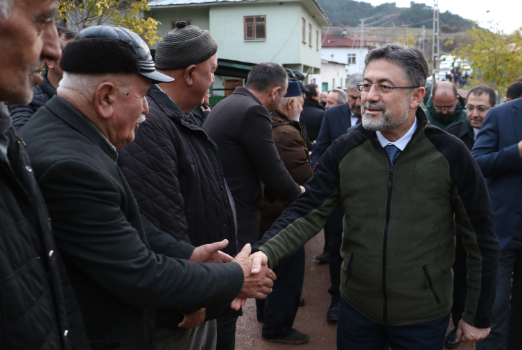 Bakan Yumaklı 53 yapının yandığı Yağcılar köyünü ziyaret etti