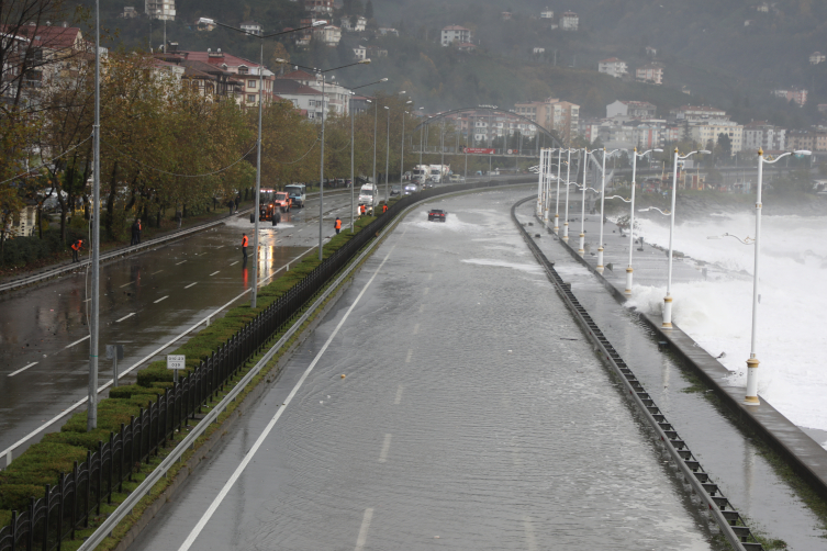 Karadeniz Sahil Yolu Çayeli-Trabzon istikameti ulaşıma kapatıldı