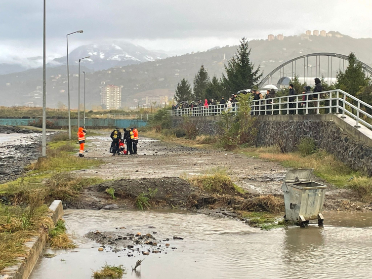 Trabzon'da dalgaların yükselmesi sonucu 5 askeri personel yaralandı