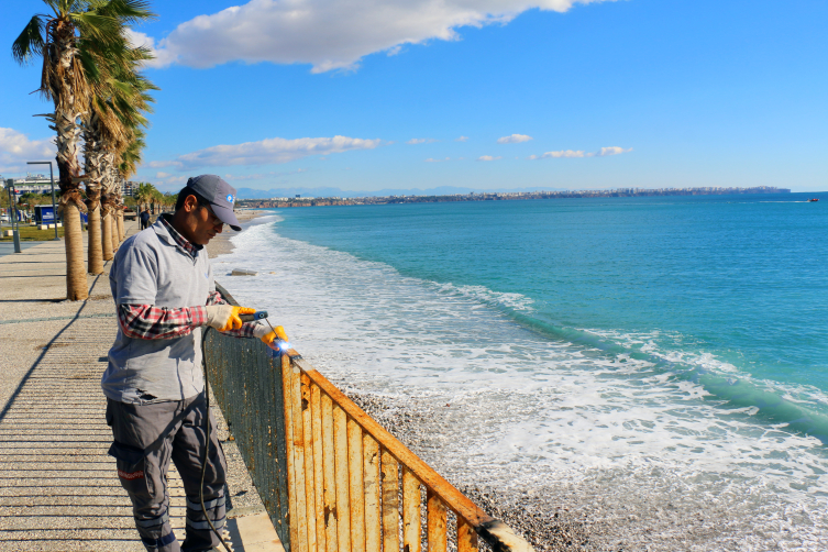 Antalya'da fırtınanın etkilediği alanlar temizleniyor