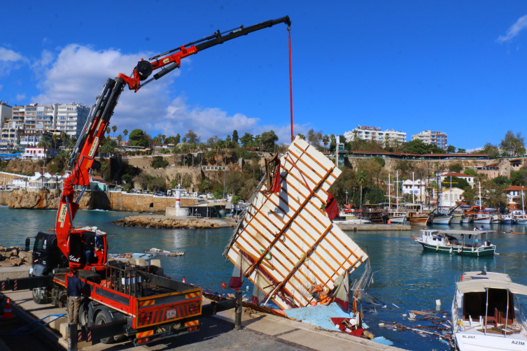 Antalya'da fırtınanın etkilediği alanlar temizleniyor