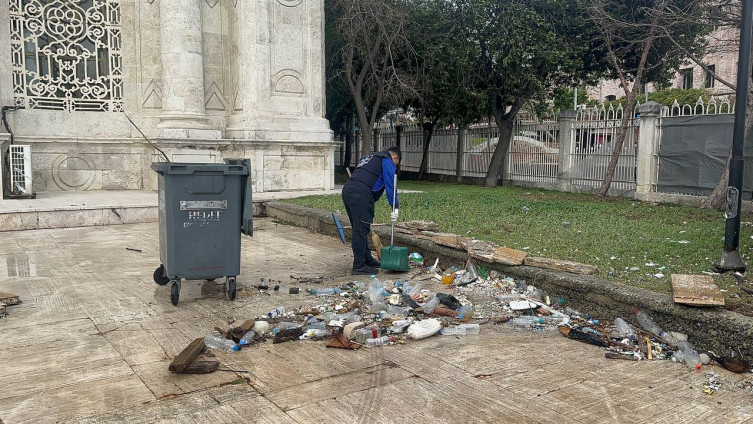 Lodos Büyük Mecidiye Camii'nin avlusuna hasar verdi