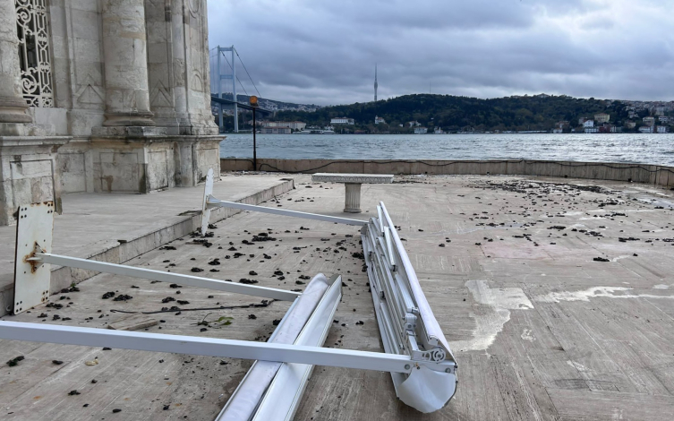 Lodos Büyük Mecidiye Camii'nin avlusuna hasar verdi