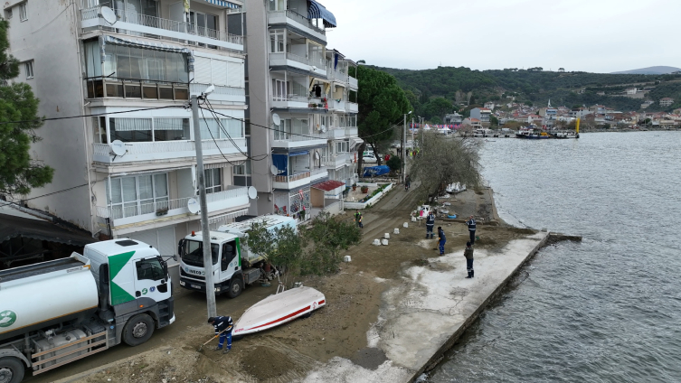 Bursa'nın sahil bandında fırtınanın izleri siliniyor