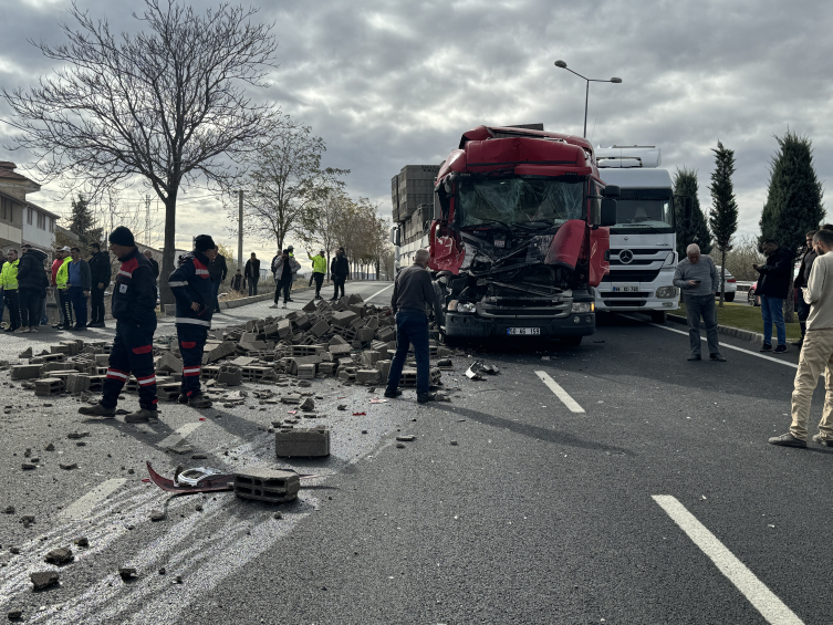 Nevşehir'de zincirleme trafik kazasında 2 kişi yaralandı